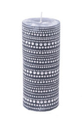 Svíčka šedo - modrá s krajkovým vzorem, V - Šedo-modrá svíčka s krajkovým vzorem s rozměry 6,5x15cm