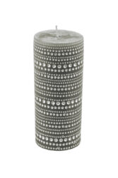 Svíčka šedá s krajkovým vzorem, V - Šedá svíčka s krajkovým vzorem s rozměry 6,5x15cm